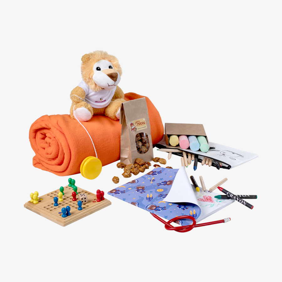 Inhalte der Happy-Friday-Geschenkbox 2025 für Jungs, z. B. ein Plüschlöwe und viele Spielsachen