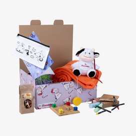 Happy-Friday-Geschenkbox 2025 für Mädchen mit einer Plüschkuh und vielen Spielsachen inklusive Geschenkbox