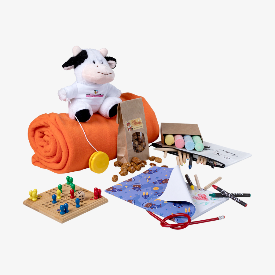Inhalte der Happy-Friday-Geschenkbox 2025 für Mädchen, z. B. eine Plüschkuh und viele Spielsachen