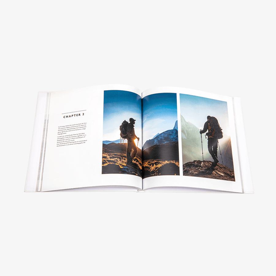 Hardcover-Buch mit farbigem Innenteil und geradem Rückem im quadratischen Format