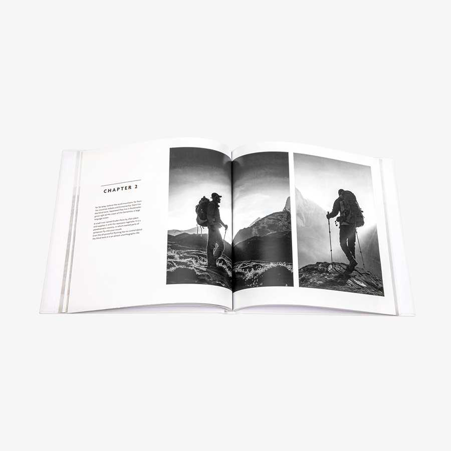 Hardcover-Buch mit geradem Rücken und schwarz-weissem Innenteil im quadratischen Format