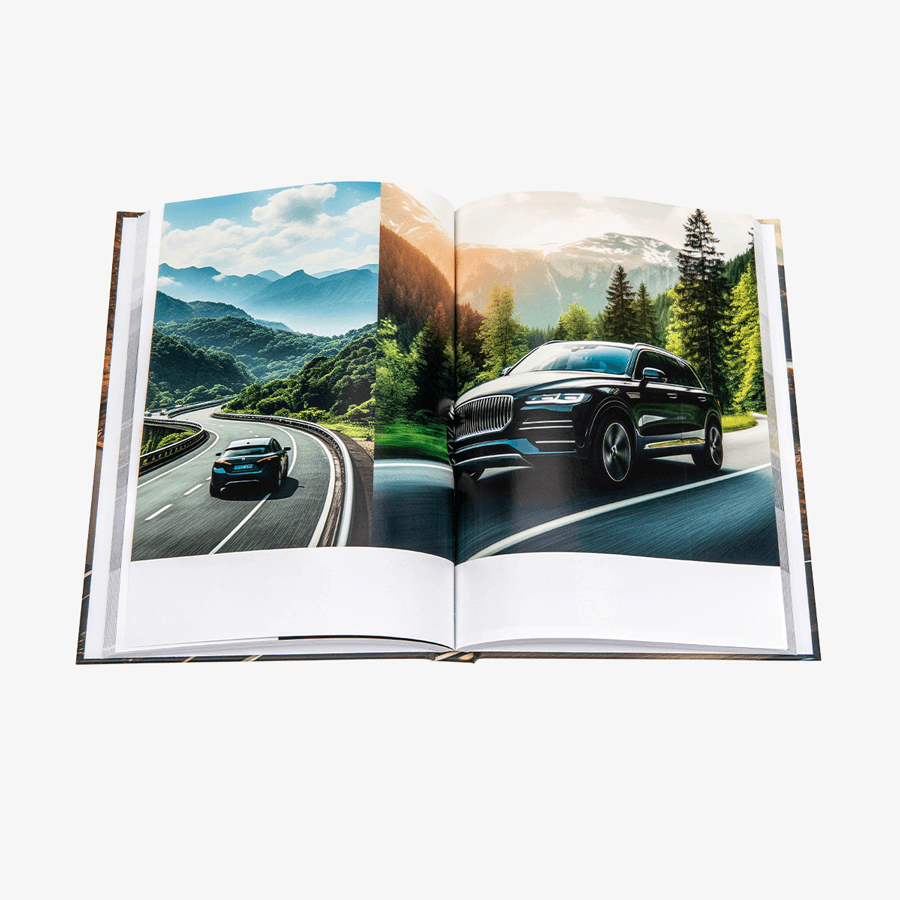Aufgeschlagenes Hardcover-Buch mit farbigem Innenteil und geradem Rückem im Format DIN A5 hoch