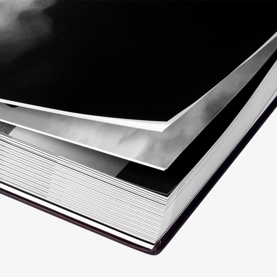 Detailaufnahme schwarz-weisser Seiten eines Buches mit rundem Hardcover