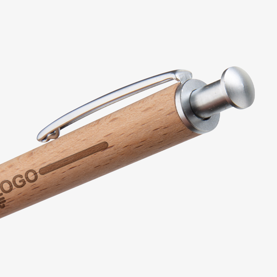 Holz-Kugelschreiber mit individueller Lasergravur und Clip und Drücker aus robustem Metall in der Detailansicht