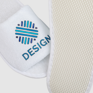 Detailansicht bedruckte Hotelslipper mit offener Schuhbrücke und rutschhemmender Sohle