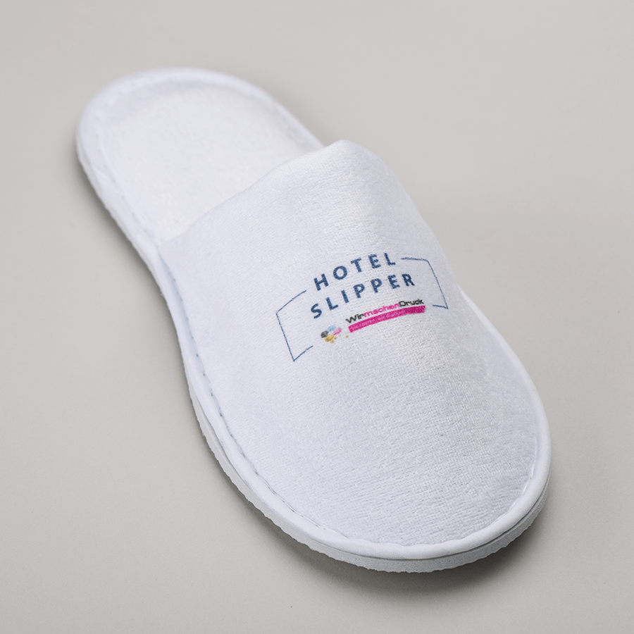 Hotelslipper mit geschlossener Schuhbrücke und individuellem Druck, aus weichem weissem Frottee