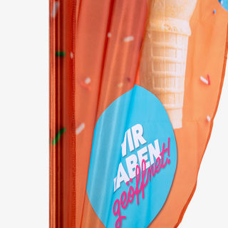 Individuell bedruckte Beachflag und Snowflag konvex mit bedrucktem Mastkanal