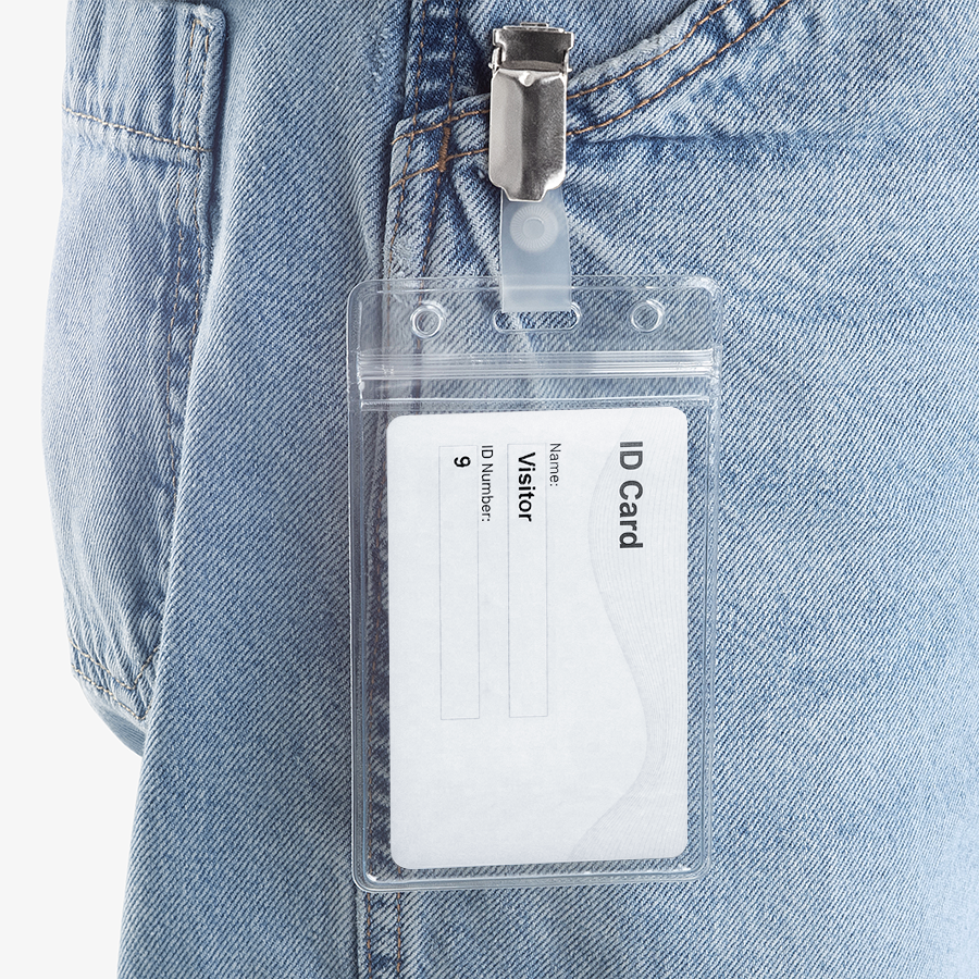 ID-Karte in robuster Kartenhülle aus PVC im Hochformat befestigt an Hosentasche