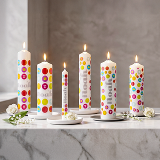 Angezündete und dekorierte Kerzen für Kommunion und Konfirmation mit individuellem Druck auf einem Altar stehend