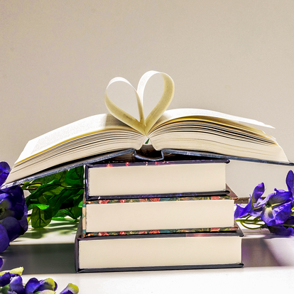 Stapel Kompakt-Bücher mit Hardcover und geradem Rücken