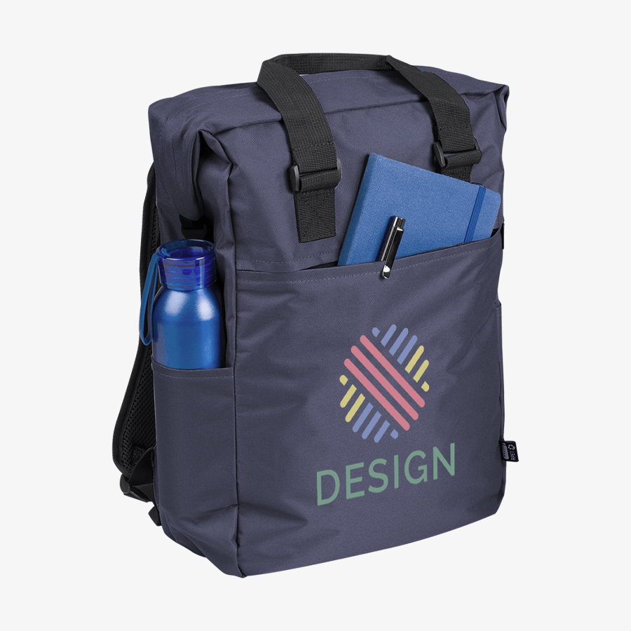Dunkelblauer Laptop-Rucksack aus RPET mit seitlichem Schnallverschluss und Druckmotiv vorne