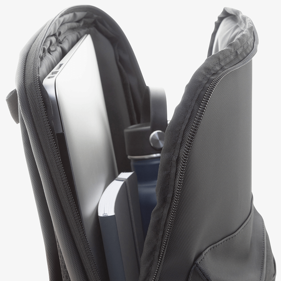 Schmaler Laptop-Rucksack in Grau aus RPET in seitlicher und geöffneter Ansicht, ohne Werbeanbringung