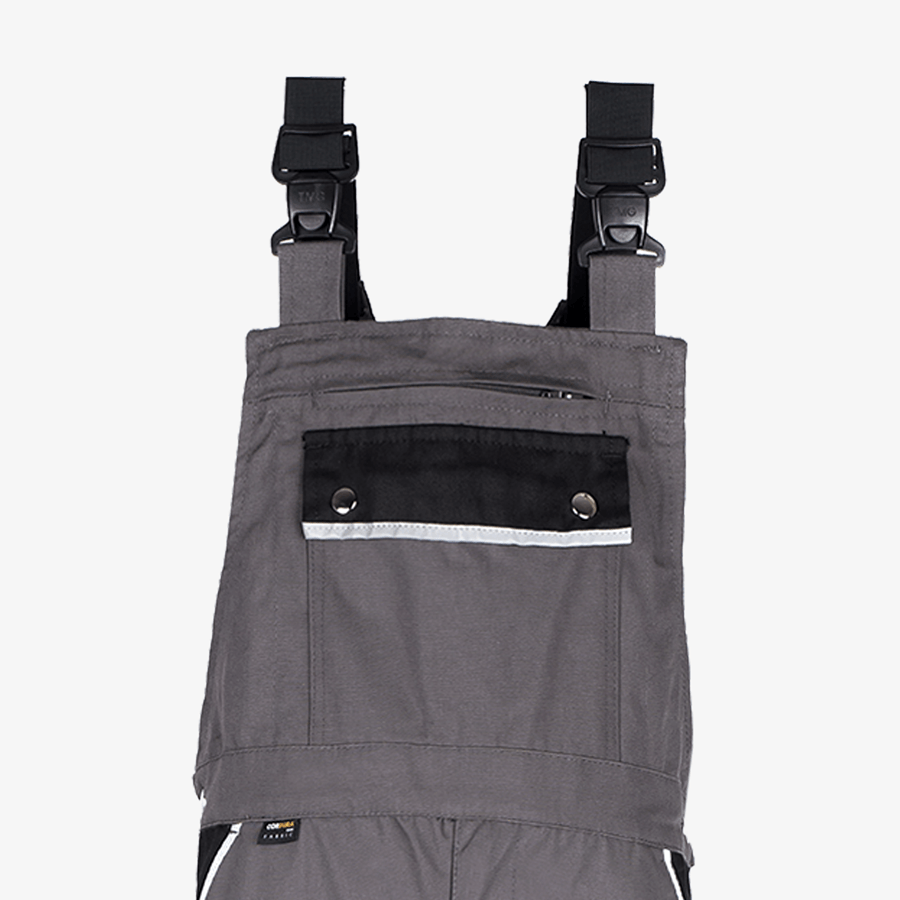 Detail Latzhose Basic mit grosser Tasche an der Brust