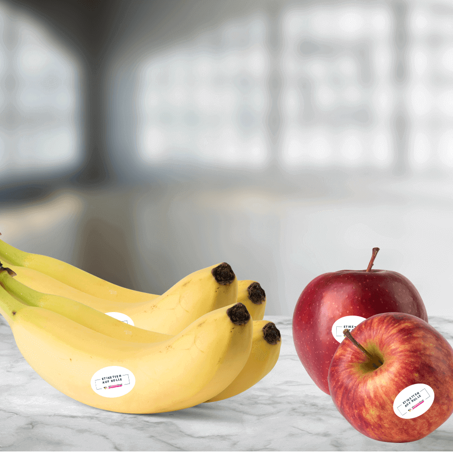 Ovale Lebensmitteletiketten auf Bananen und Äpfeln