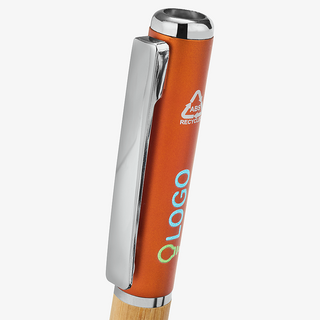 Detailansicht des Bambuskulis mit LED-Taschenlampe und orangener Applikation mit Tampondruck