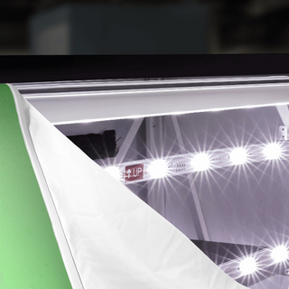 Gerade LED-Messetheke mit schwarzer Thekenplatte, Ansicht von vorne mit offenem Banner und Blick auf die LEDs