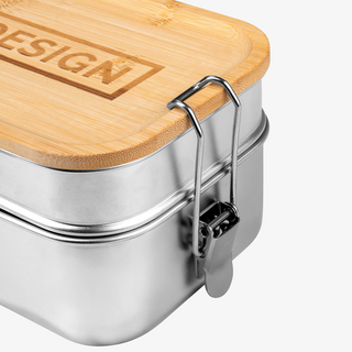 Lunchbox aus Edelstahl mit zwei Behältern und einer Lasergravur auf dem Deckel