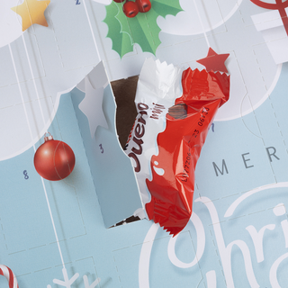 Vollfarbig bedruckter Adventskalender zum Aufhängen mit kinder bueno Schokolade als Füllung, Detailansicht eines geöffneten Türchens