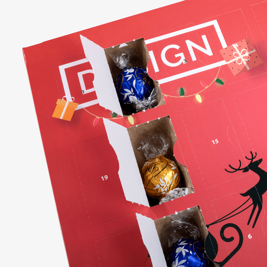 Geöffneter, roter Lindt-Multi-Adventskalender mit eigenem Design bedruckt und Lindt-Lindor-Kugeln