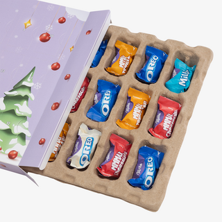 Seitlich geöffneter vollfarbig bedruckter Adventskalender zum Aufhängen mit Milka Mix Favourites, Detailansicht des gefülltes Inlays