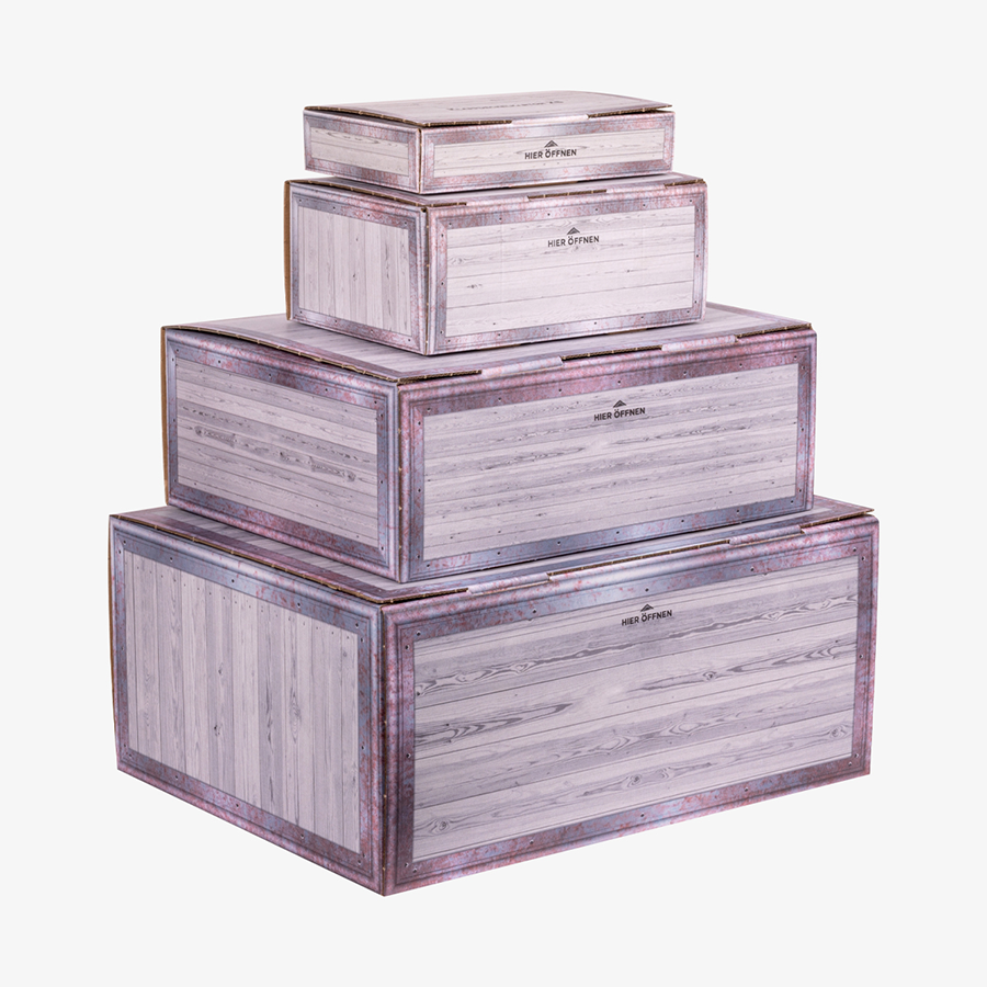 Gestapeltes Klappdeckelkarton-Musterset: vier neutrale Kartons in unterschiedlichen Grössen