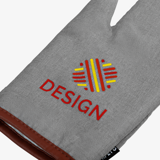 Grauer Ofenhandschuh aus recyceltem Polyester mit individuell bedruckter Vorderseite in der Detailansicht