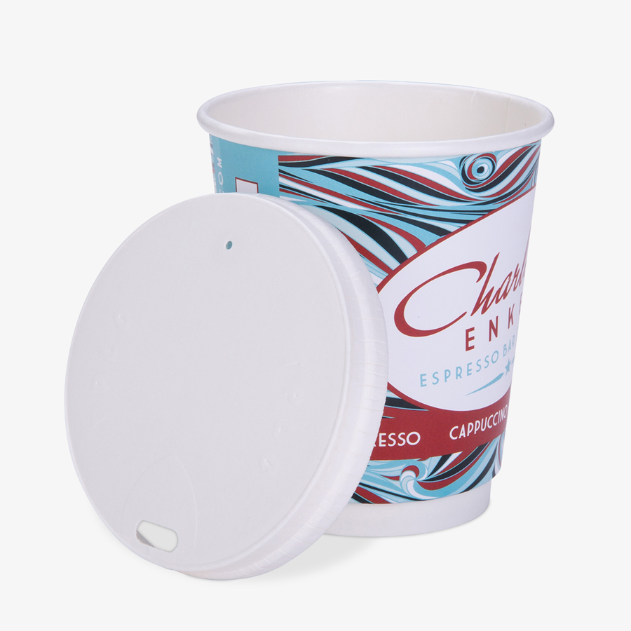 Weisser, unbedruckter To-go-Deckel aus Papier mit Trinkloch, beispielhaft mit Becher