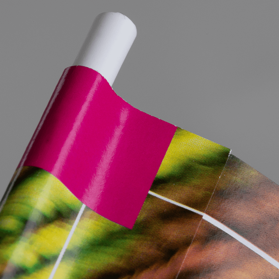 Detailansicht einer Papierfahne mit Kunststoffstab, individuell bedruckbar