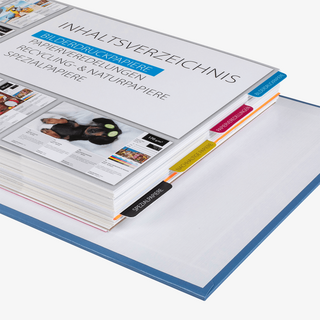 Detailansicht neutraler Papiermusterordner mit zahlreichen Papiersorten