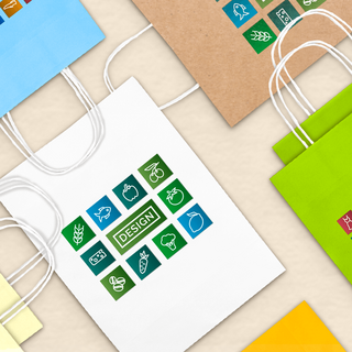 Beidseitig bedruckte Papiertragetaschen mit Papierkordeln, in mehreren Farben
