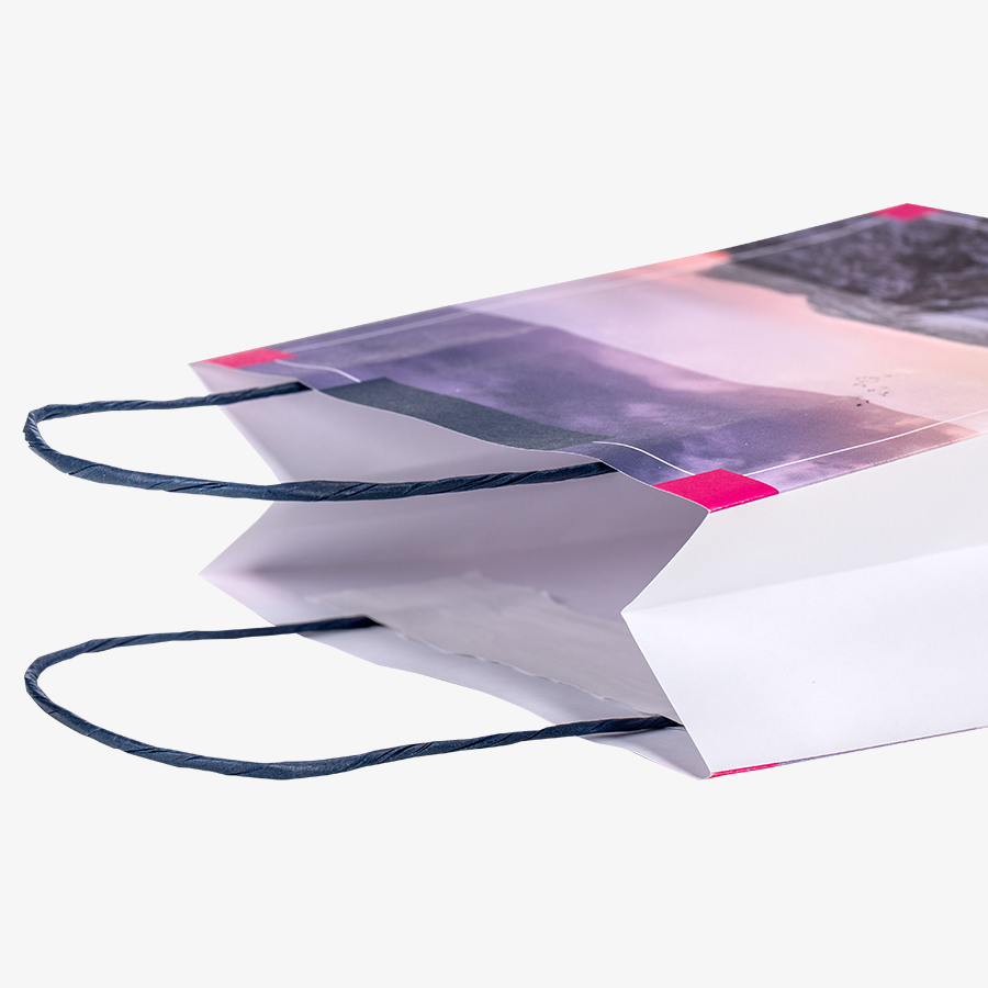 24 x 34 x 9 cm grosse Papiertragetasche mit blauen Papierkordeln und 4/0-farbigem Druck im Liegen