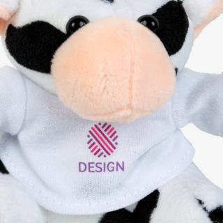 Schlüsselanhänger mit Kuh-Kuscheltier von vorne in der Detailansicht, Kuh trägt weisses Shirt mit Druck