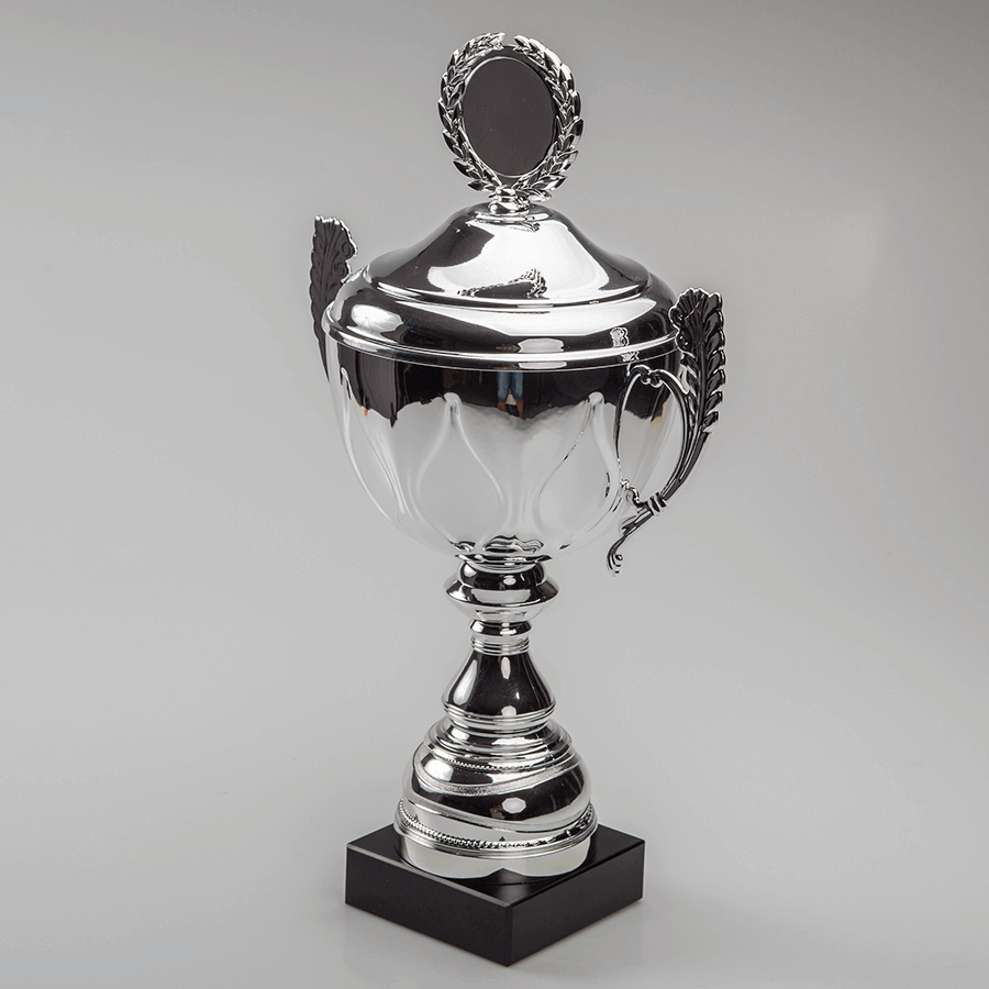 Pokal im Königsapfel-Modell mit Emblem und individuell gravierbarem Sockelschild