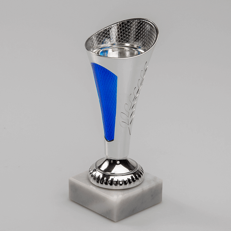Pokal mit individuell gravierbarem Sockelschild, ideal als Preis und Auszeichnung
