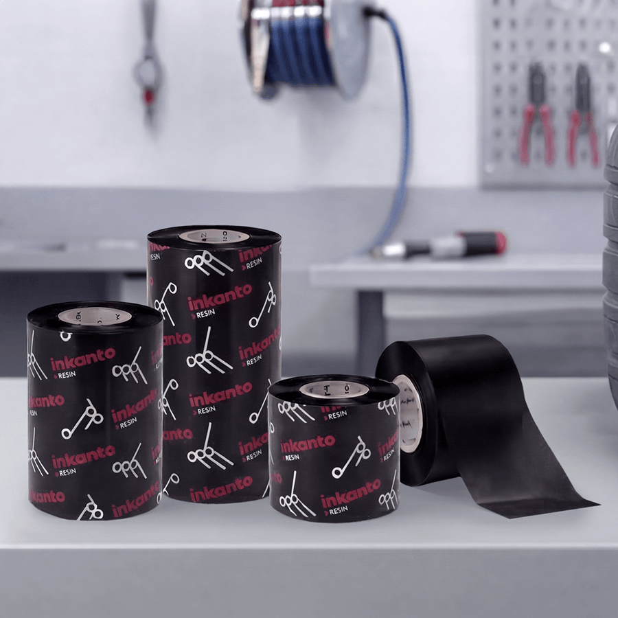 Vier Premium-Thermotransferfolien für Typenschild-Etiketten auf Rolle in verschiedenen Grössen auf Tisch in Werkstatt