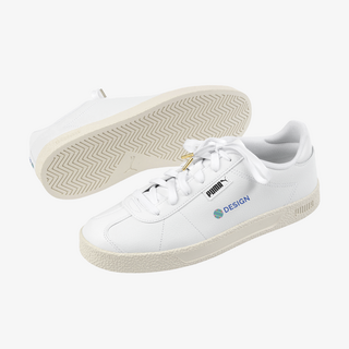 Ein Paar weisse PUMA-Sneaker mit vollfarbigem Druck an der Aussenseite, Ansicht mit Sohle des rechten Schuhs