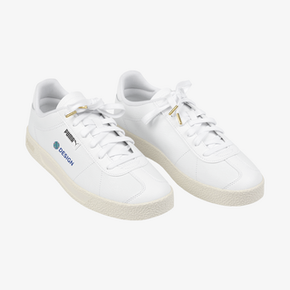 Ein Paar weisse PUMA-Sneaker mit vollfarbigem Druck an der Aussenseite