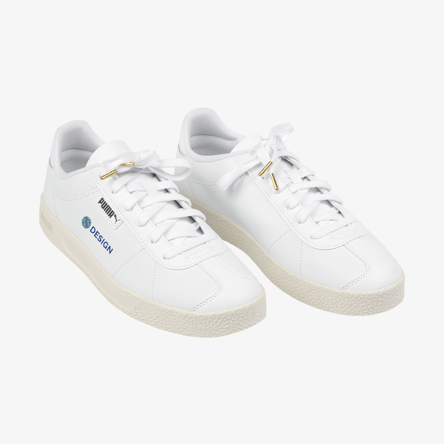 Ein Paar weisse PUMA-Sneaker mit vollfarbigem Druck an der Aussenseite