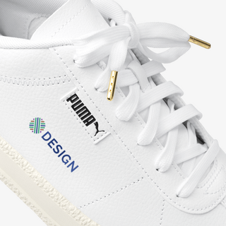 Detailansicht weisser PUMA-Sneaker mit klassischer Schnürung und individuellem Druck