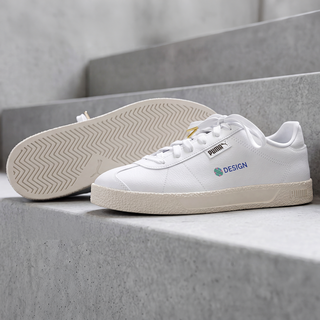 Ein Paar weisse PUMA-Sneaker mit vollfarbigem Druck auf einer Treppe