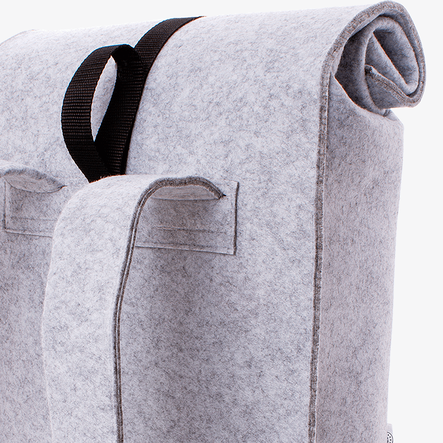 Grauer Rolltop-Rucksack aus recyceltem Filz mit Fototasche in der Rückansicht