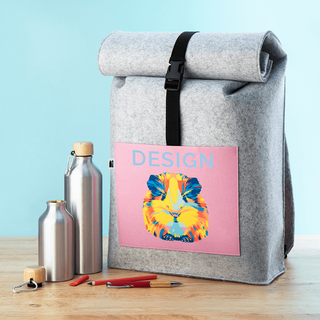 Rolltop-Rucksack aus Filz, individuell bedruckt auf Vordertasche, daneben Flaschen und Stifte