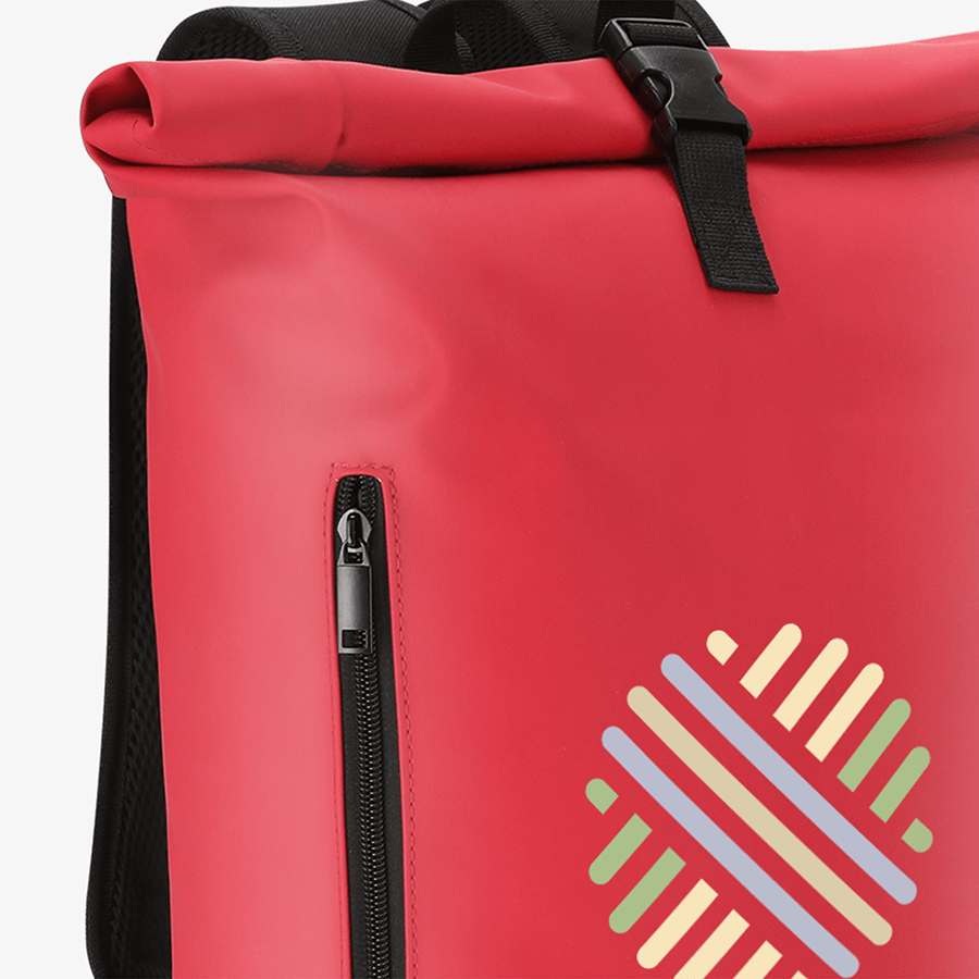Roter Rolltop-Rucksack aus recyceltem PU-Material mit Reissverschluss und Druck in der Detailansicht