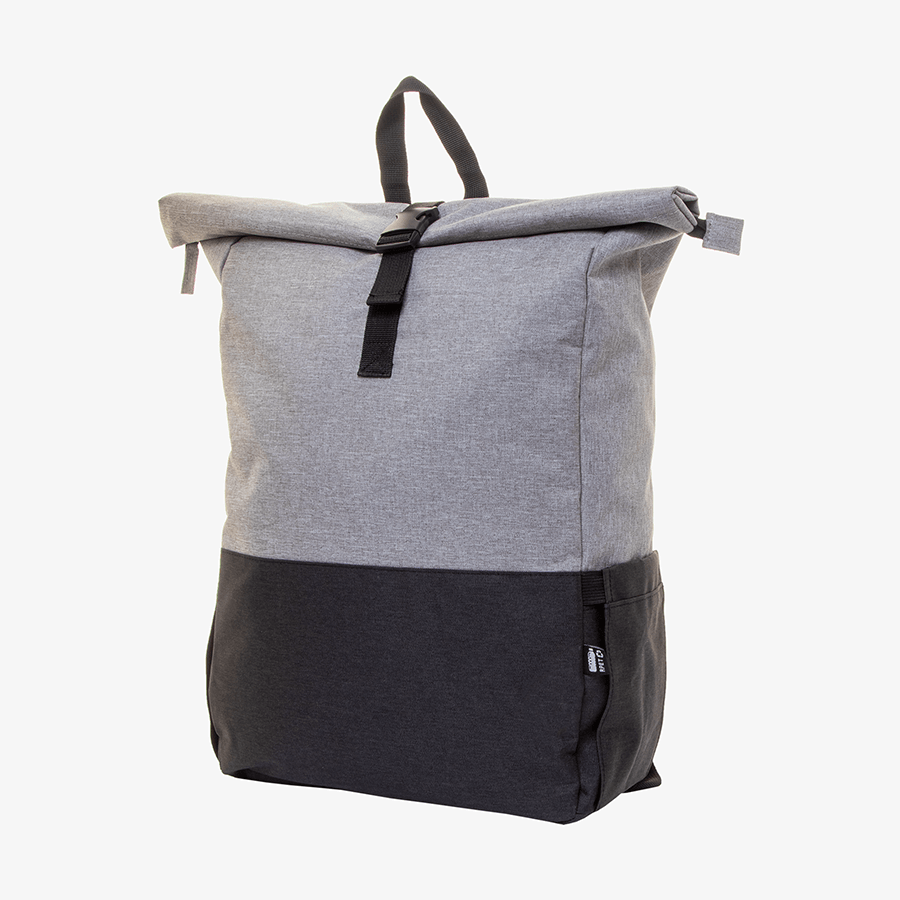 Zweifarbiger Rolltop-Rucksack in Schwarz und Grau aus RPET ohne Werbeanbringung von vorne