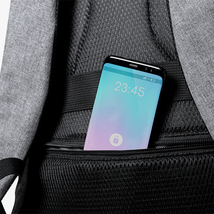 Grauer Anti-Diebstahl-Rucksack, Ansicht des Geheimfachs inkl. Reissverschluss am Rücken mit Handy