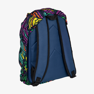 Rückansicht eines Rucksacks mit daran befestigter bedruckter Rucksackhülle