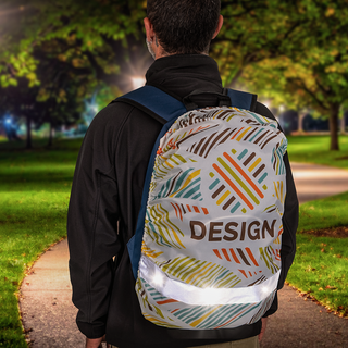 Bedruckte Rucksackhülle mit Reflektorstreifen am Rucksack eines Mannes, der dunklen Park durchquert