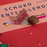 Adventskalender Detail offenes Türchen Schokolade