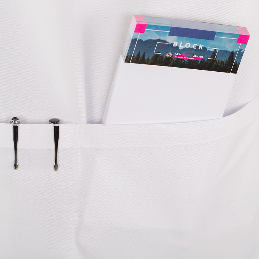 Detailansicht einer weissen Latzschürze mit Tasche, aus robustem Polyester-Baumwoll-Gemisch