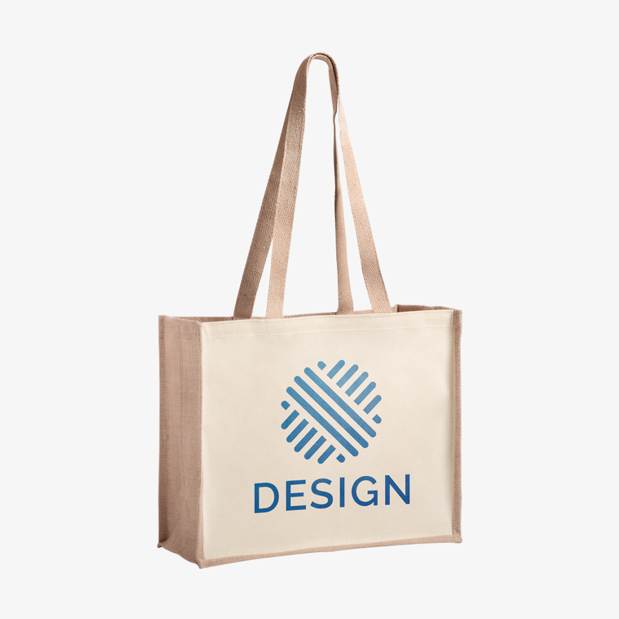 Shopper aus laminierter Jute und Baumwolle im Format 39 x 31,5 x 16 cm mit langen, naturfarbenen Baumwollhenkeln